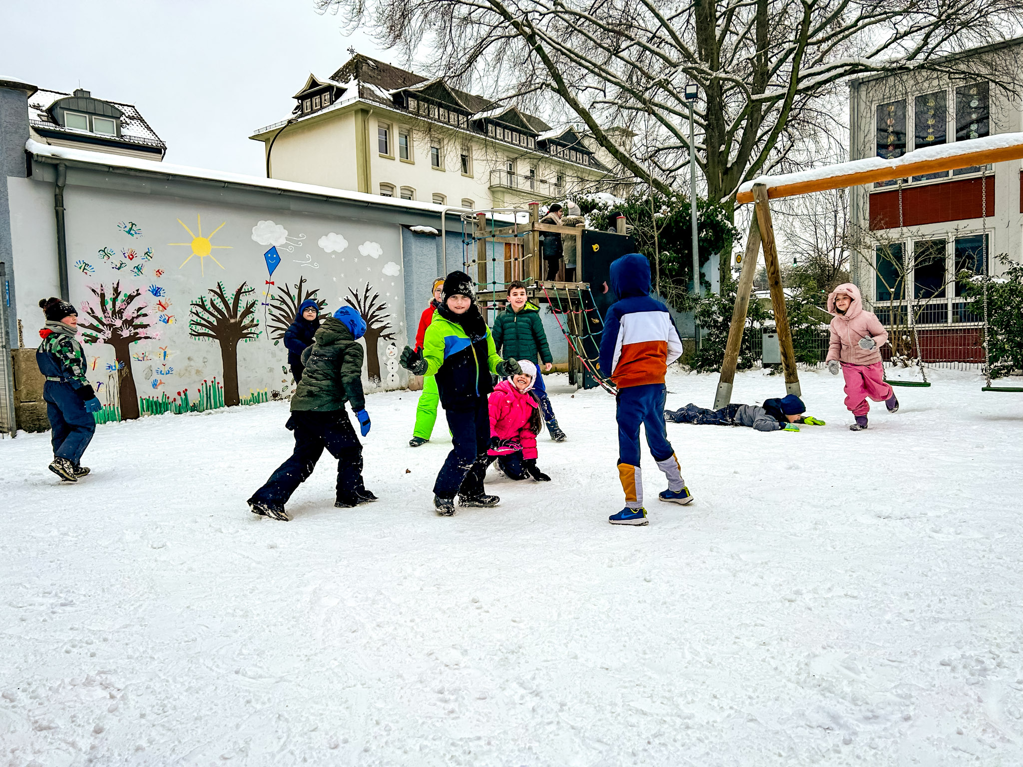 Schulhof im Winter