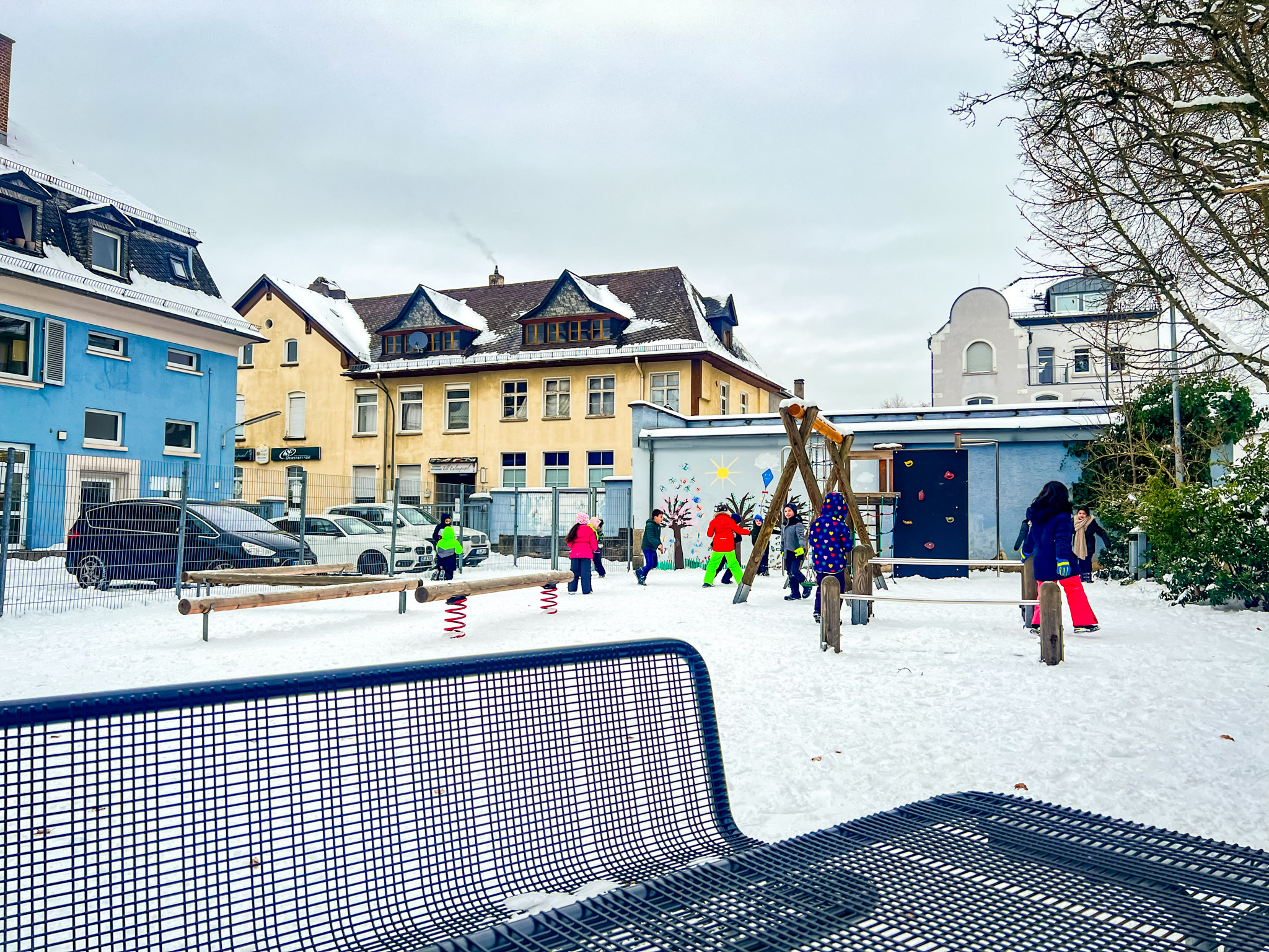 Schulhof im Winter